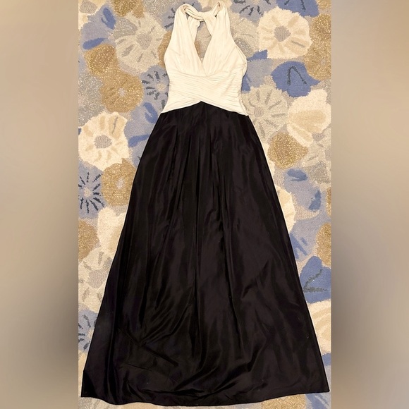 NWT BCBGMaxAzria Gardenia Halter Neck Gown Pleated Cream Crepe & Black Taffeta - Picture 2 of 13